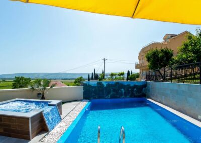 Luxury villa with private pool and jacuzzi - Hit Booker